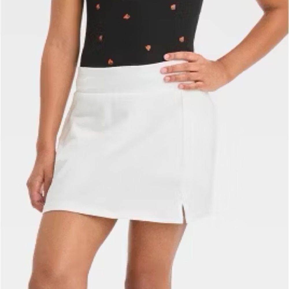 Art class size 8 white skort